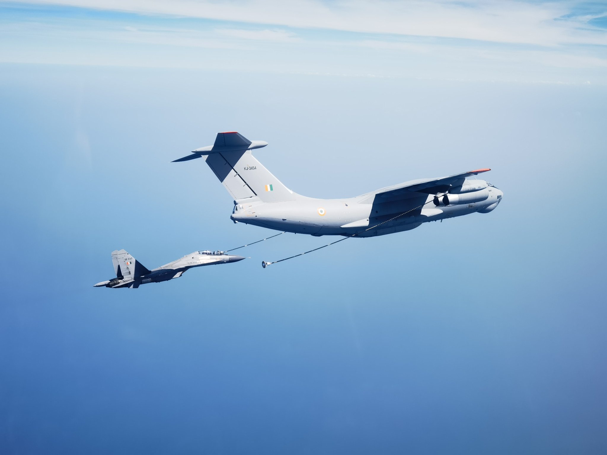 Su-30_MKI_doing_in-flight_refuelling_from_Ilyushin_Il-78_of_Indian_Air_Force_during_Konkan_Shakti_21