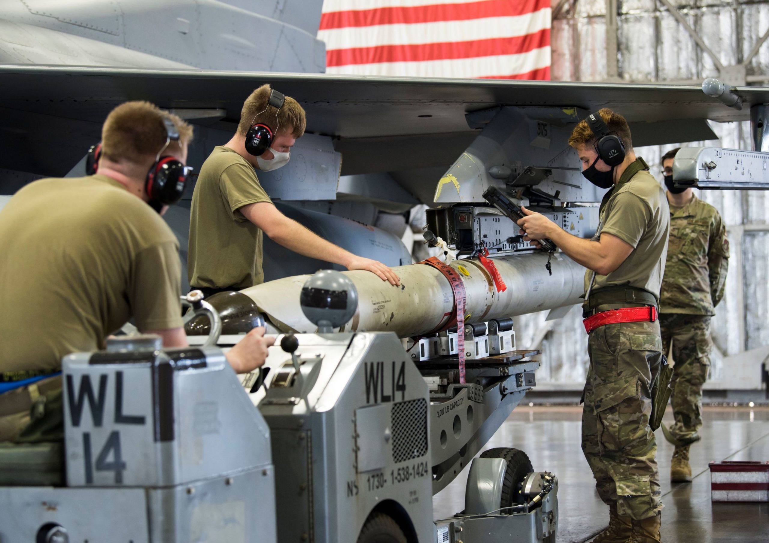 US Airmen mount a HARM missile to an F-16