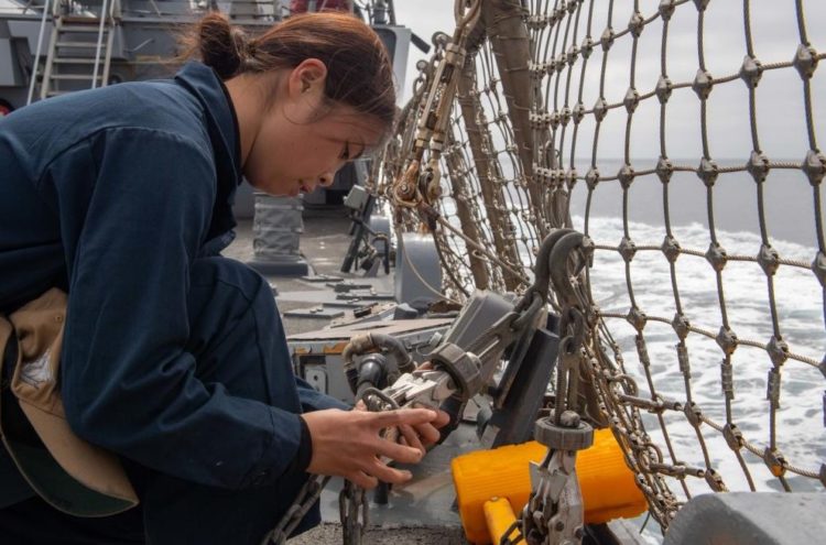 The Pic of the Day: Navy’s Boatswain’s Mate Seaman Alice Diep Trains for Vertical Replenishment (VERTREP) Aboard USS Decatur