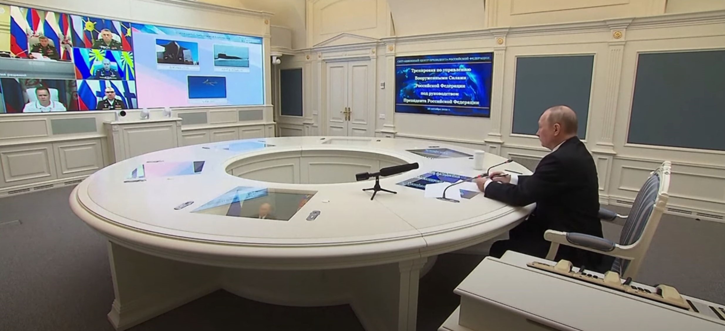 Putin talks to Russian military leaders during nuclear strike drills