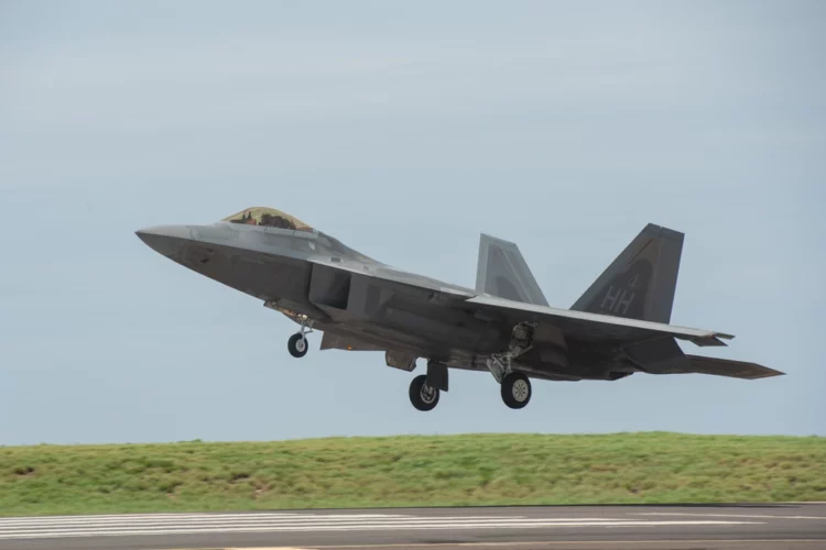 Pic of the Day: F-22 Raptors