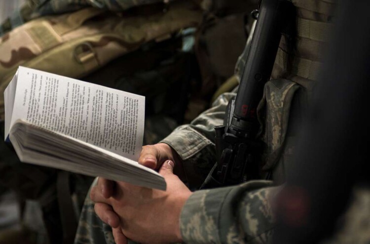 10 Must-Read Military Books for The Summer