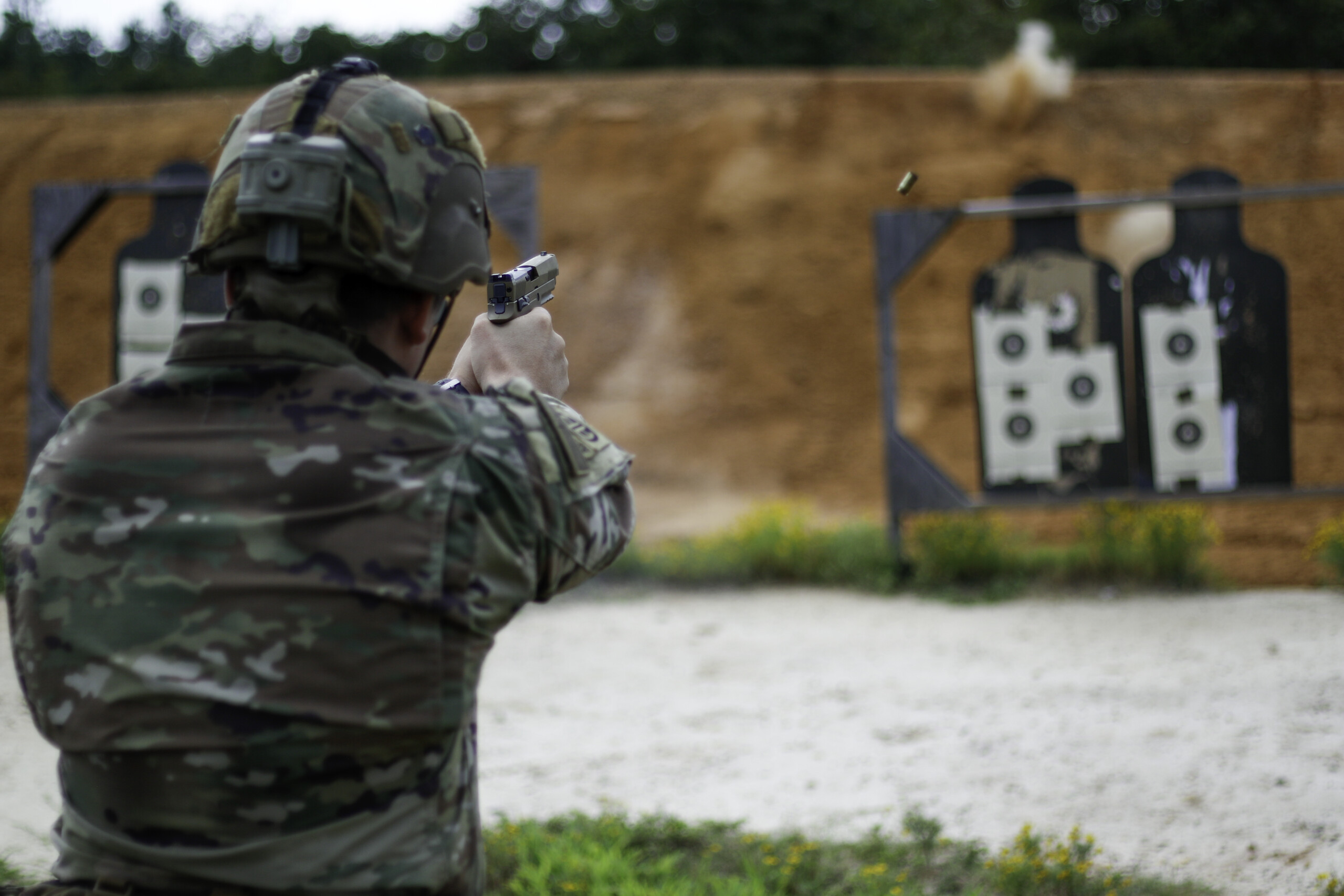 Paratroopers train with M17