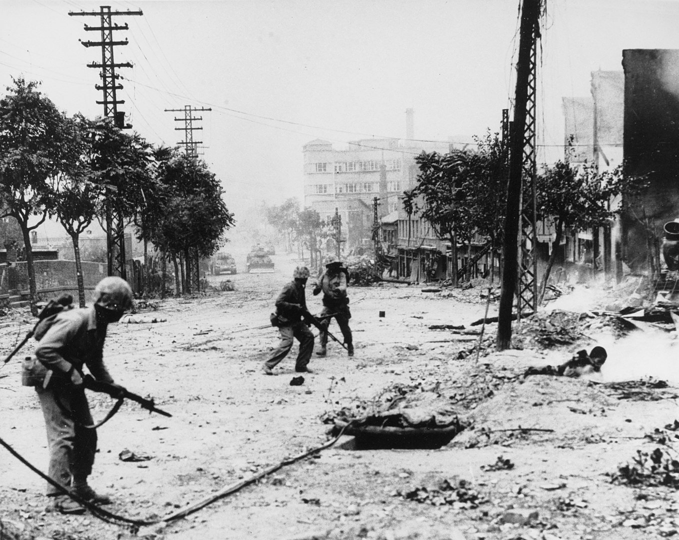 Fighting in the streets of Seoul during the Korean War