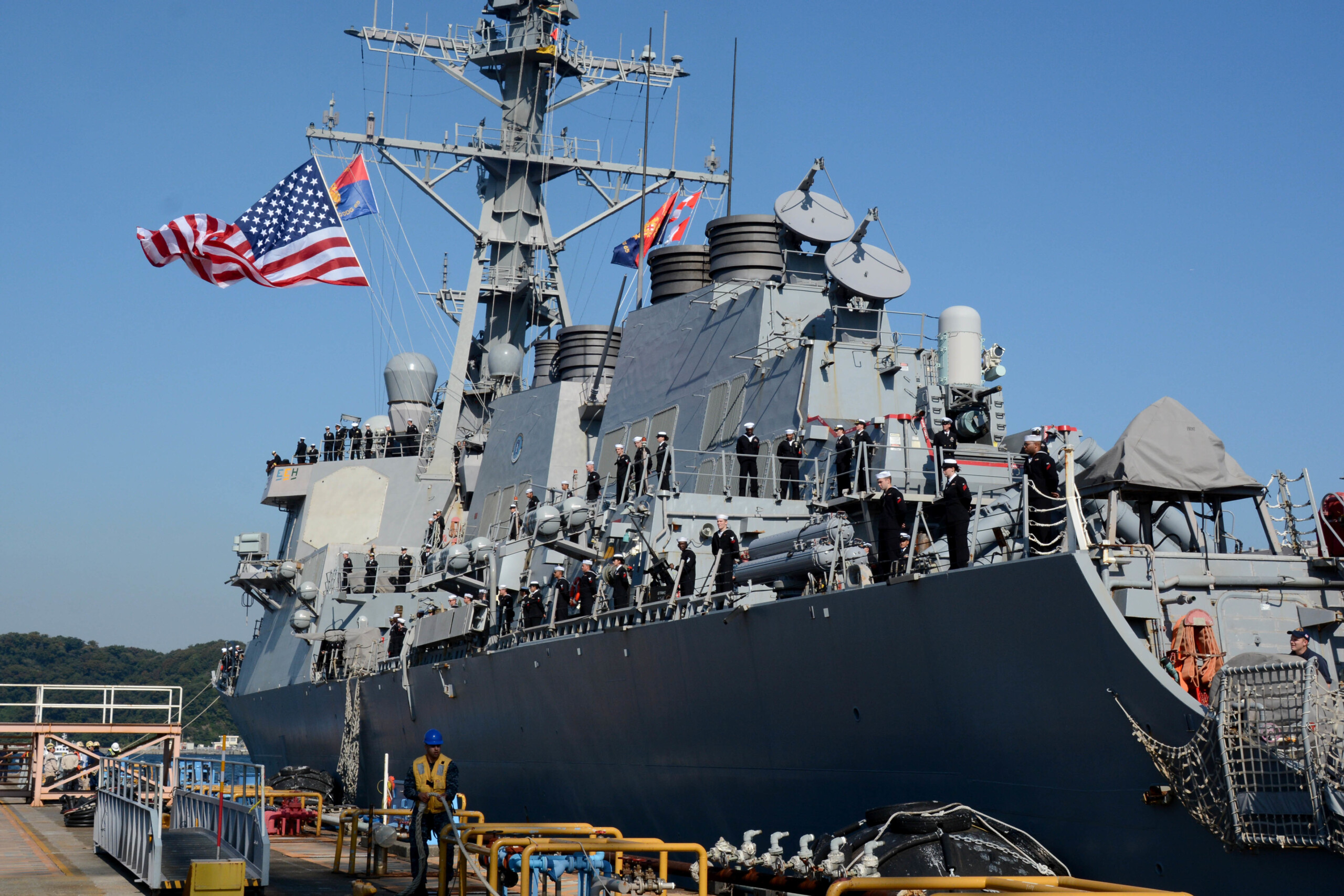 USS Benfold (DDG 65) arrives at FLEACT Yokosuka