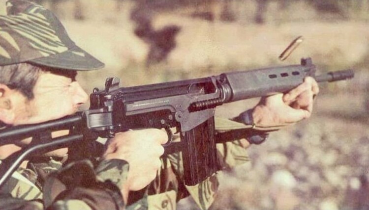 Pic of the Day: Rhodesian Soldier Fires a Para FAL Variant During the Bush War