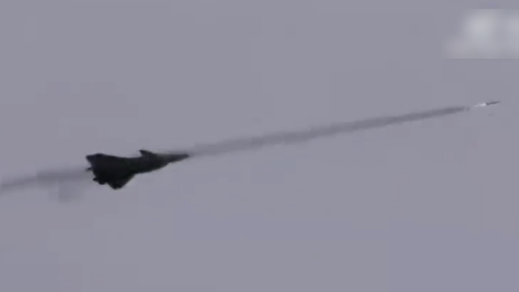 China’s J-20 Stealth Jet Marks Milestone: Firing a Missile Captured on Video
