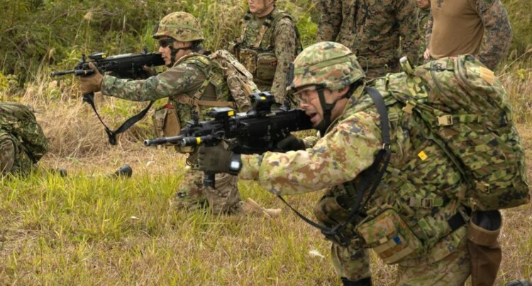 Pic of the Day: Japanese Soldiers Train with the Howa Type 20 Rifle