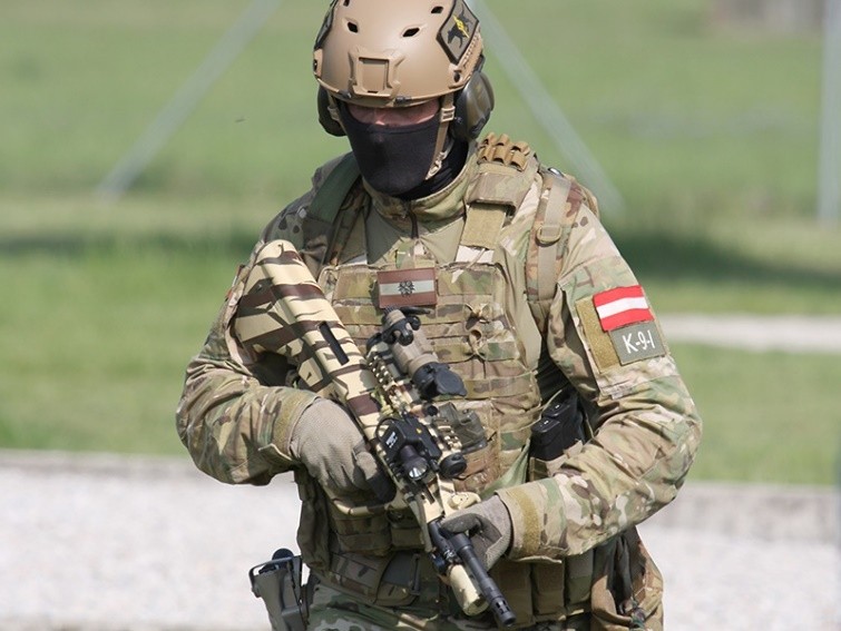 camouflaged Steyr AUG A3 SF